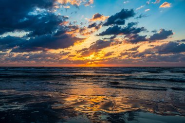 Baltık Denizi üzerinde gün batımı.