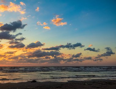 Denizin üzerinde gün batımı