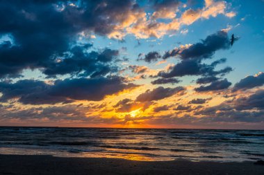 Denizin üzerinde güzel bir gün batımı. Doğa bileşimi. Doğa