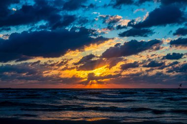 Arka planda gün batımı olan güzel deniz manzarası