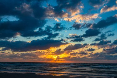Sahilde güzel bir gün batımı