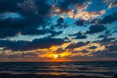Denizin üzerinde güzel bir gün batımı