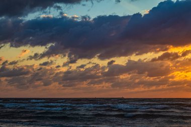 Denizin üzerinde güzel bir gün batımı