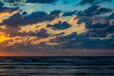 Baltık Denizi üzerinde güzel bir gün doğumu.