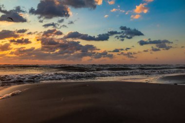 Arka planda günbatımı olan güzel deniz manzarası