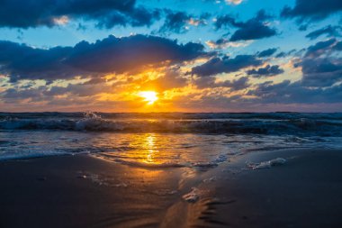 Deniz arka planında güzel gün batımı