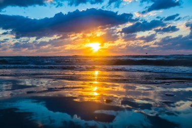 Denizin üzerinde gün batımı.