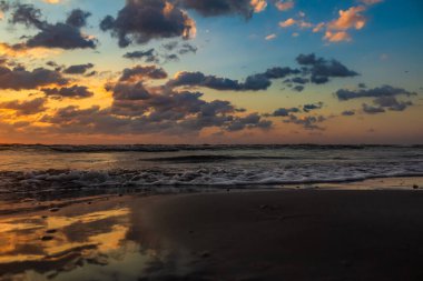Denizin üzerinde güzel bir gün batımı