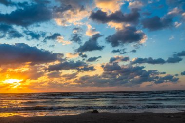 dramatik gökyüzü ve bulutlar gün batımında denizin üzerinde.