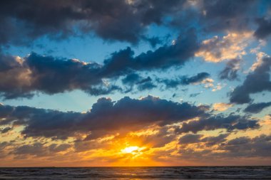 güzel günbatımı gökyüzü bulutlu denize