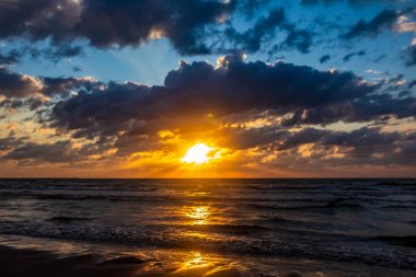 Denizin üzerinde güzel bir gün batımı