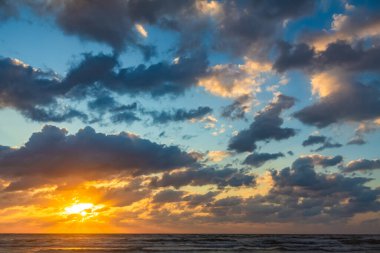 Denizin üzerinde güzel bir gün batımı