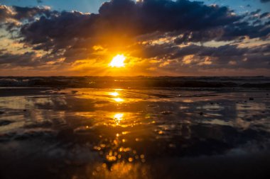 Denizin üzerinde güzel bir gün batımı