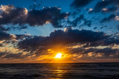 Denizde gün batımı