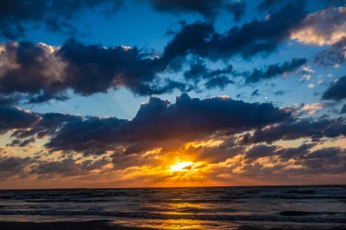 Denizin üzerinde güzel bir gün batımı