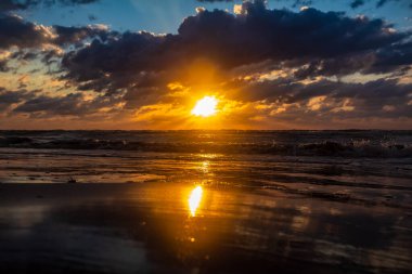 Polonya 'da Baltık Denizi üzerinde güzel bir gün batımı