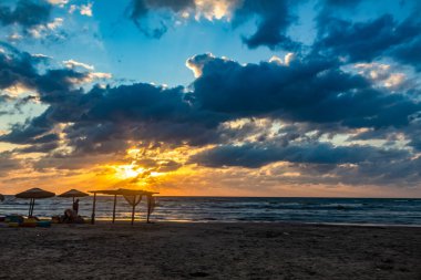 Denizin üzerinde gün batımı