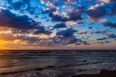 Yazın kumsalda dramatik gün batımı