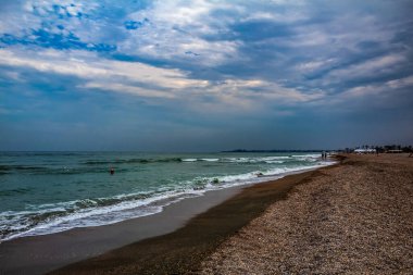Denizin üzerinde güzel bir gün batımı