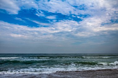 Parlak denizin güzel manzarası