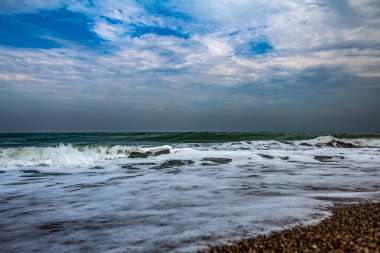 Deniz kıyısı, kara gökyüzü ve beyaz bulutlar, yaz zamanı.,