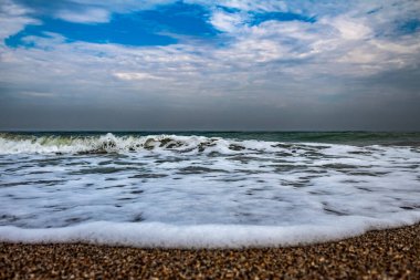 Güzel deniz manzarası ve dalgalar.
