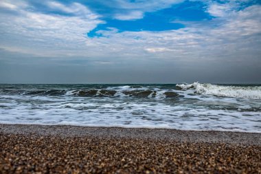 Gökyüzünün arka planında güzel deniz kıyıları