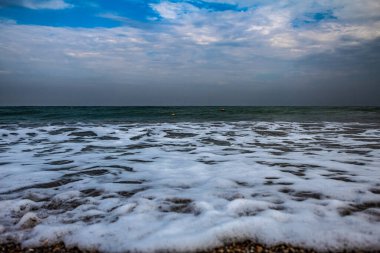 Deniz plajı, bulutlar, dalgalar ve su arka planda, doğa arka planı, yaz