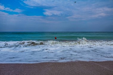 Dalgalar sahile çarpıyor.