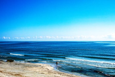 Büyük dalgalı güzel bir sahil