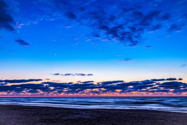 Denizde güzel bir gün batımı