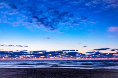 Baltık Denizi kıyısında gün batımı