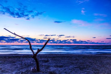 Kumlu bir sahilde gün batımı