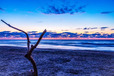 Denizin üzerinde güzel bir gün batımı, doğa arka planı