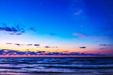 Denizin üstünde gün batımı