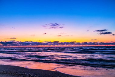 Denizin üzerinde güzel bir gün batımı.