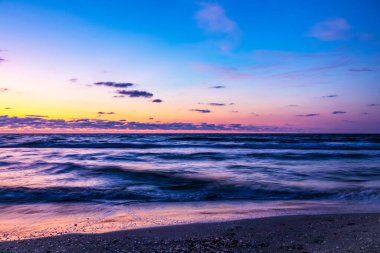 boot en de vogels in de zonsondergang