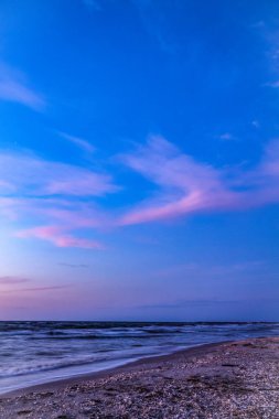 Akşamları Baltık Denizi sahilinde gün batımı.