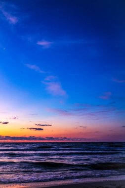 Akşamları kumsalda gün batımı