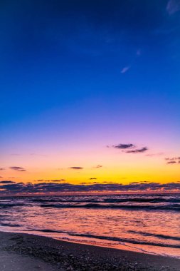 Denizin üzerinde güzel bir gün batımı