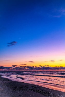 Denizde güzel bir gün batımı.