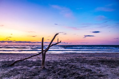 Sahilde gün batımı