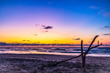 Denizin üzerinde güzel bir gün batımı