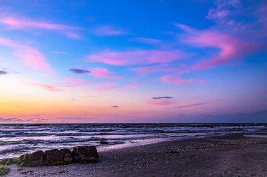 Gölün üzerinde güzel bir gün batımı
