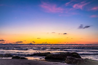 Sabah sahilde gündoğumu.