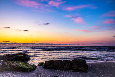 Denizin üzerinde güzel bir gün batımı