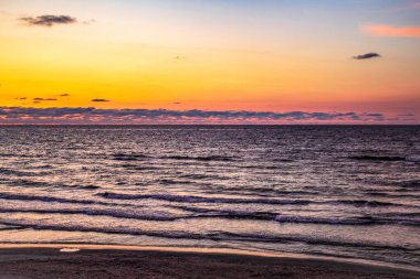 Sahilde güzel bir gün batımı