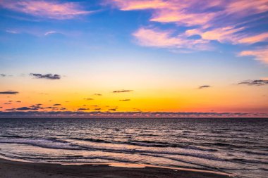 Denizin üzerinde güzel bir gün doğumu.