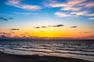 Denizin üzerinde güzel bir gün batımı