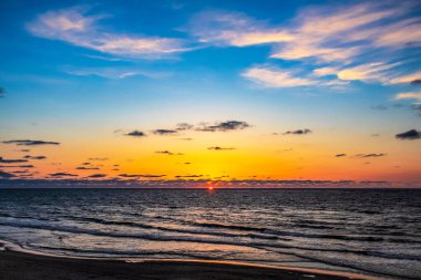Polonya 'da, Baltık Denizi üzerinde renkli bir gün batımı. Güzel gün batımı.